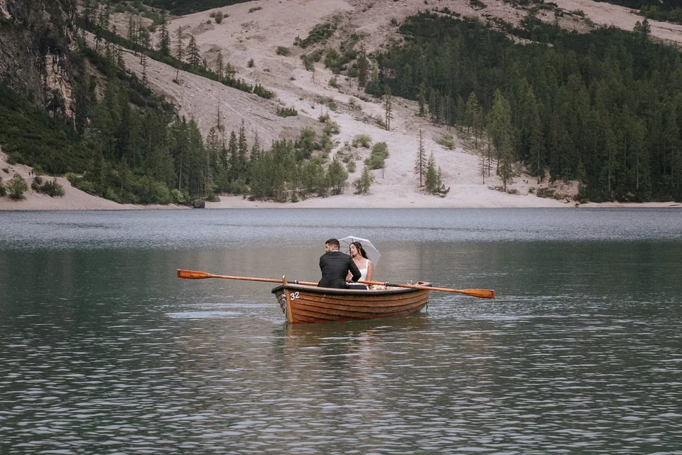 Wooden Boats and Lakeside Pizza — a Lago di Braies Elopement