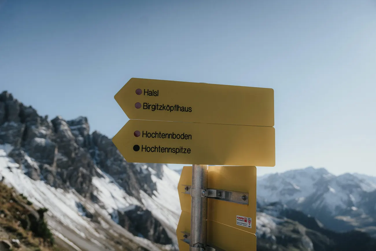 A trail signpost on the way up to the Birgitzk&ouml;pfl above Innsbruck